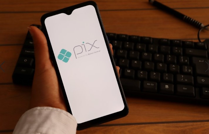 Com o Pix você faz transferências e pagamentos instantâneos Com o Pix você faz transferências e pagamentos instantâneos