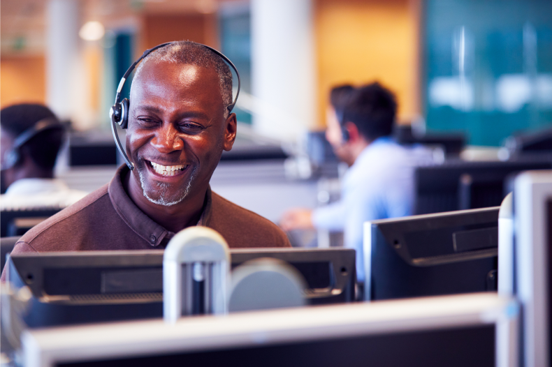 Atendente de call center sorrindo