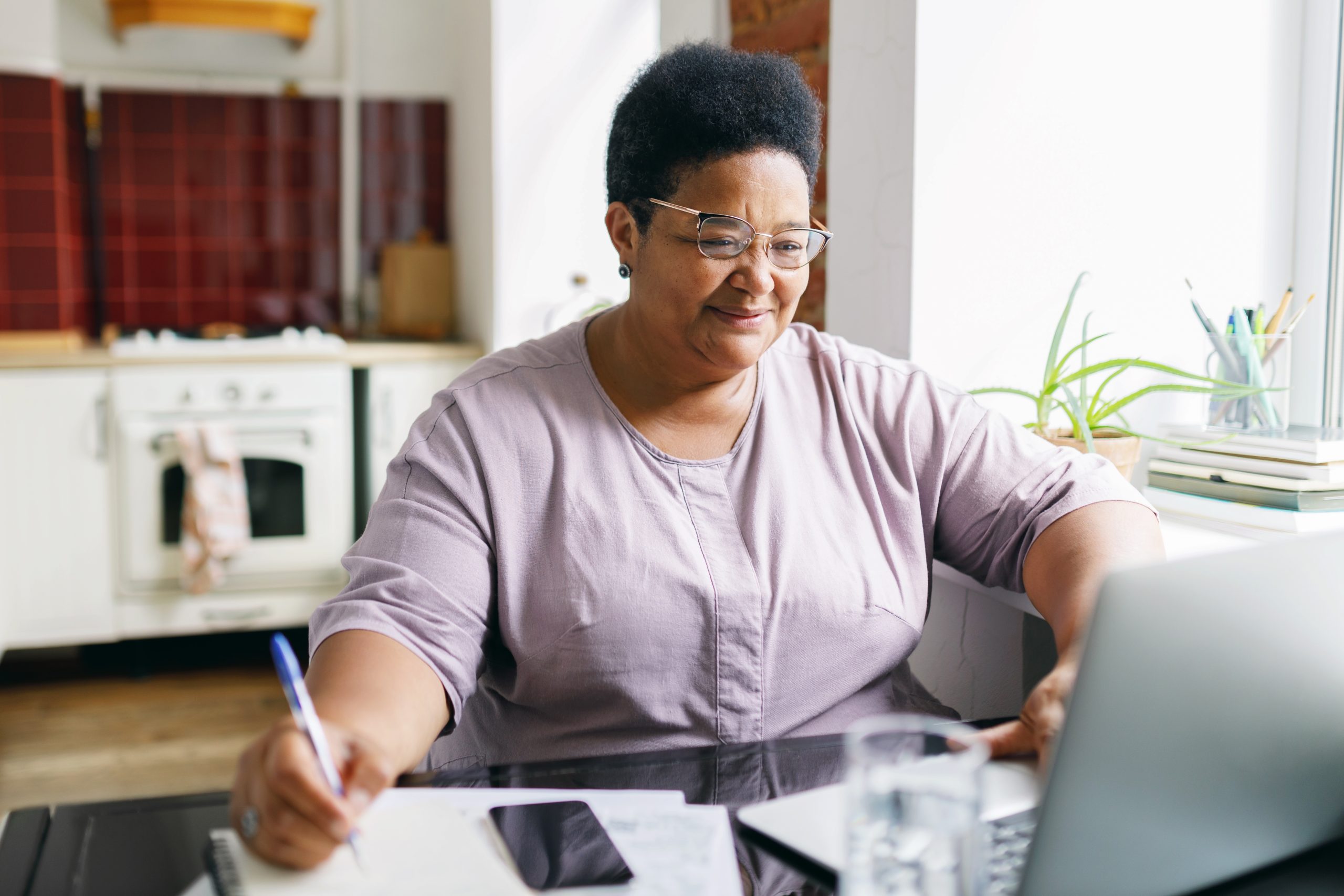 mulher negra consultando empréstimo pessoal online